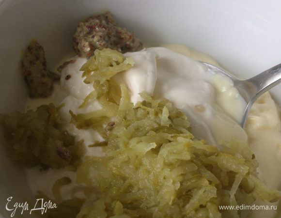 Для соуса смешать майонез, йогурт, горчицу и натертый на мелкой терке огурец. Добавить измельченный укроп и перемешать.