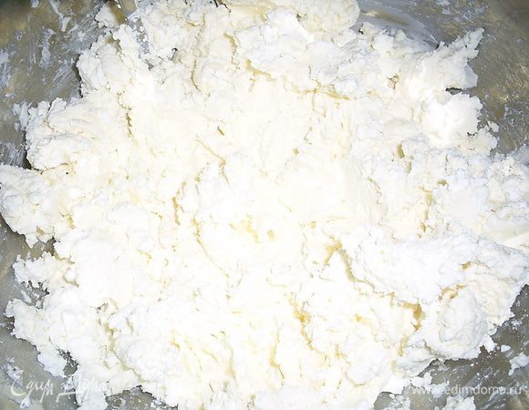 Размягченный маргарин растираем вилкой с творогом и ванилином. Творог лучше взять мягкий и незернистый. Если творог суховат или у вас есть сомнения, лучше протрите его через сито, чтоб в готовых коржах не было сухих крупинок творога.