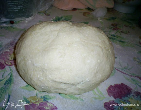 Добавляем муку, просеянную с разрыхлителем. Я беру пакетик разрыхлителя, рассчитанного на 0,5кг муки. Замешиваем мягкое тесто. Муки больше постарайтесь не добавлять, но стаканы набирайте хорошо полные, с небольшой горкой.