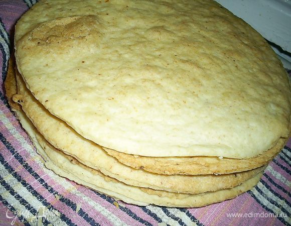 Коржи выпекаем в разогретой до 180-190 градусов до золотистого цвета примерно 12-15 минут. Я выпекала по три сразу. Не ждите, что корж сразу будет сильно твердый, после остывания он затвердеет еще больше. Готовые коржи довольно хрупкие, обращайтесь с ними осторожно.