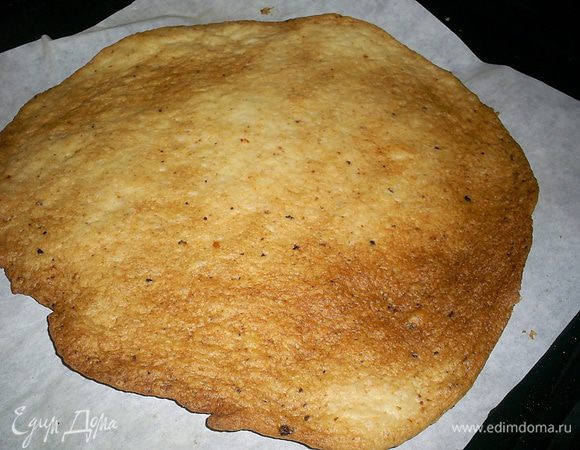 Корж из обрезков подрумянить чуть больше, он должен быть абсолютно сухим. Его мы измельчим в крошку, которой оформим готовый торт.