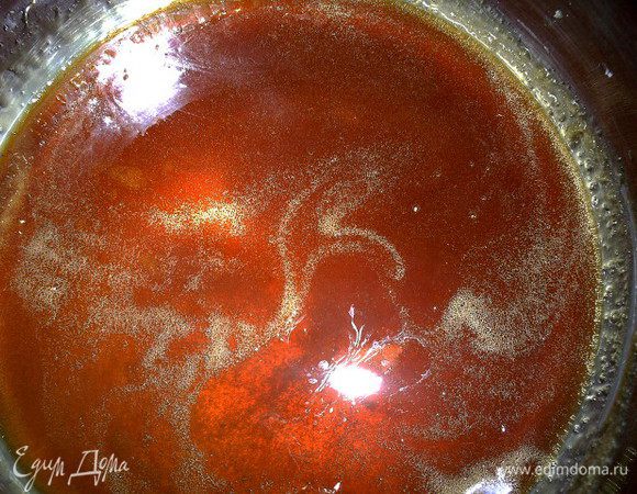 Карамель приготовим по рецепту http://www.edimdoma.ru/retsepty/63892-myagkaya-karamel. Только растопленный сахар следует держать на огне до глубоко коричневого (не черного!!!) цвета. Нам нужен сильно выраженный карамельный вкус, иначе в креме вы его не почувствуете.