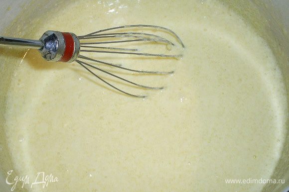 Пока коржи и карамель остывают, займемся заварной основой для крема. Желтки растираем с сахаром, мукой, ванилином и стаканом молока до однородности. В это время оставшиеся 2 стакана молока нужно довести до кипения.