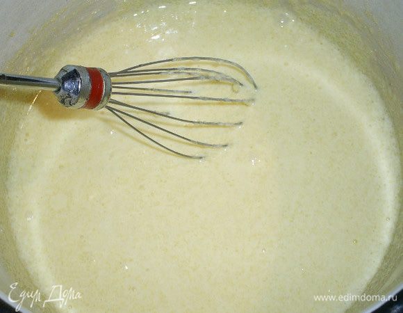  Пока коржи и карамель остывают, займемся заварной основой для крема. Желтки растираем с сахаром, мукой, ванилином  и стаканом молока до однородности. В это время оставшиеся 2 стакана молока нужно довести до кипения.
