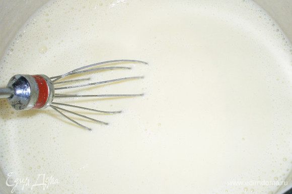 В яично-мучную смесь, непрерывно помешивая, тонкой струйкой вливаем кипящее молоко.