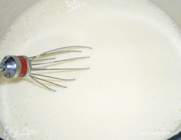 В яично-мучную смесь, непрерывно помешивая, тонкой струйкой вливаем кипящее молоко. 