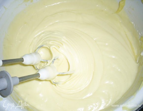 Когда заварная основа остынет до комнатной температуры, можно приниматься за приготовления вкуснейшего крема. Размягченное сливочное масло комнатной температуры взбиваем до незначительного увеличения в объеме. Затем по одной ложке добавляем заварную основу и каждый раз взбиваем до однородности. Крем получается пышным и довольно густым.