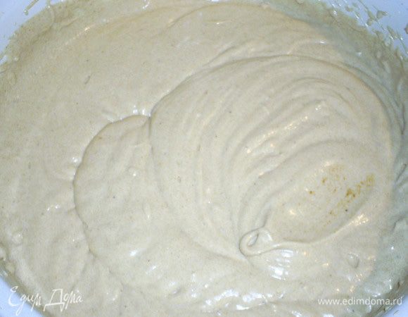 Теперь, продолжая взбивание, добавляем по ложке карамель и в конце взбивания коньяк. Крем получается ароматный, вкусный и самое главное - его много. Но не пугайтесь, он нам пригодится весь)))