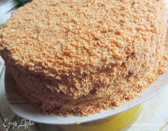 Торт рекомендую собирать в кондитерском кольце или кольце от разъемной форме. чтобы у крема не было возможностей предпринять попытку к бегству. На блюдо кладем один корж, заключаем его в кольцо и щедро смазываем кремом примерно 3-4 столовые ложки, затем снова чередуем коржи и крем. Последний корж кремом не смазываем, но крем для верха и боков торта оставляем. Корж из обрезков пока не трогаем! 
Отправляем торт в холодильник часов на 10, не меньше.Туда же за тортом следует и оставшийся крем. Я собираю торт вечером, а окончательно оформляю на следующий день после обеда. Торт освобождаем из кольца, бока и верх смазываем оставшимся кремом и посыпаем крошкой из оставленного 9-го коржа.
Оформляем торт только крошкой: орехи и шоколад перебьют вкус и аромат карамели!После этой процедуры торт отправляем в холодильник еще на сутки, как бы печально это не звучало)) 