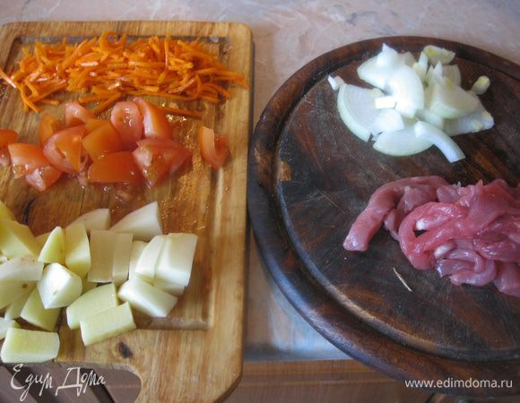 Мясо купил уже нарезанное, морковку острую корейскую с  чесноком. Так удобнее, не надо нарезать морковь, молоть перец и измельчать чеснок. Молодую картошку не нашел, ее можно не чистить, так что придется повозиться.  Еще взял один помидор и половину луковицы.
Чтобы не спешить во время готовки, все продукты подготовил заранее. Картошку и помидор порезал крупным кубиком, лук постарался нарезать помельче, но левой рукой получилось не очень. Корейскую  морковку выложил на доску и порубил ножом, чтобы она была покороче.  Можно готовить!

