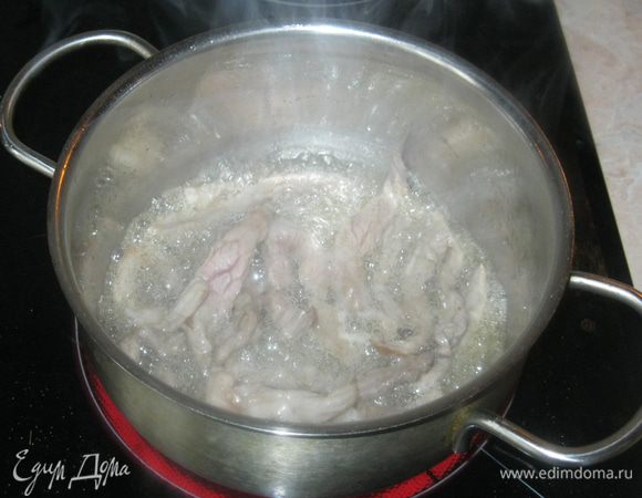 В кастрюле разогрел три столовых ложки растительного масла, слегка обжарил мясо и добавил к нему столовую ложку соевого соуса и четверть стакана сухого белого вина.  