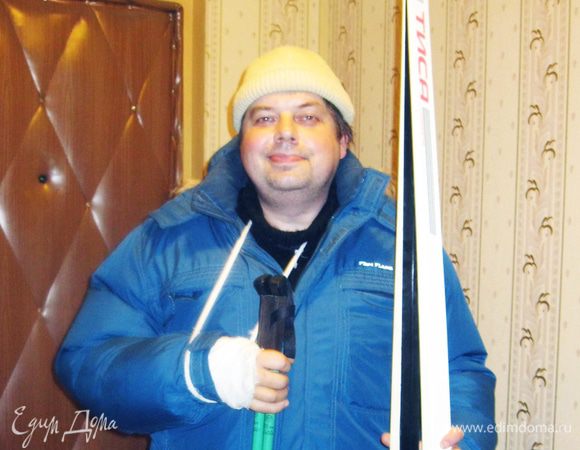 Через пятнадцать минут было готово.  Рагу положил в миску и полил ароматным соусом. Получилось острое с легкой кислинкой. Как я люблю. Мягкий белый хлеб нарезать одной рукой тяжело, поэтому просто наломал несколько кусков. Так даже вкуснее
Не стоит опускать руку и все получится. Правда, судя по прогнозу погоды, этой зимой я на лыжах не покатаюсь.

