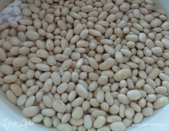 Фасоль промыть и залить холодной водой, оставить на 3-4 часа, затем отварить до готовности (стакан емкостью 200 мл).