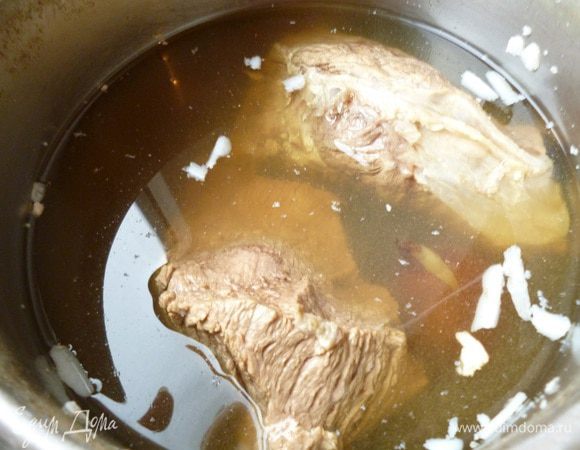 Сварить бульон (я готовила бульон из говяжьих ребрышек), готовое мясо я достаю из бульона и использую его для приготовления начинки для пирожков или блинчиков, вы же можете по желанию оставить его. 