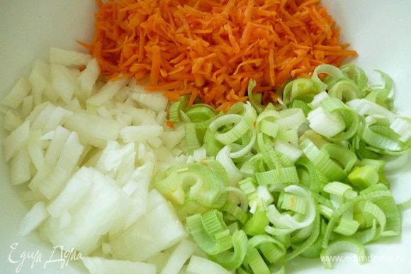 Репчатый лук нарезать мелким кубиком, лук-порей нарезать полукольцами, морковь натереть на крупной терке.
