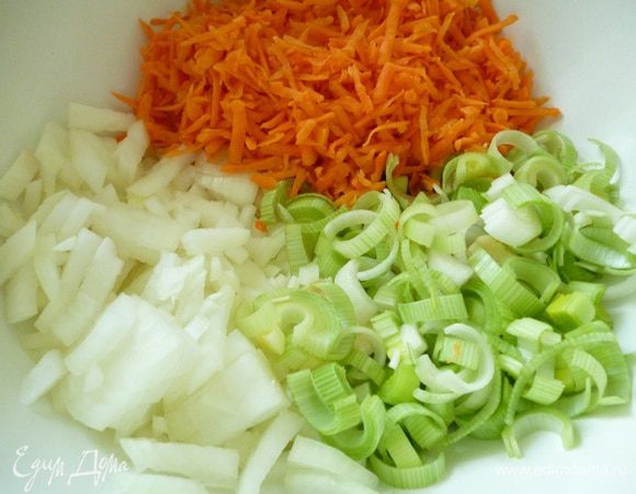 Репчатый лук нарезать мелким кубиком, лук-порей нарезать полукольцами, морковь натереть на крупной терке.
