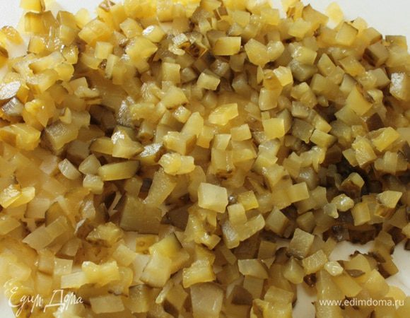 Соленые огурцы нарезать кубиком.