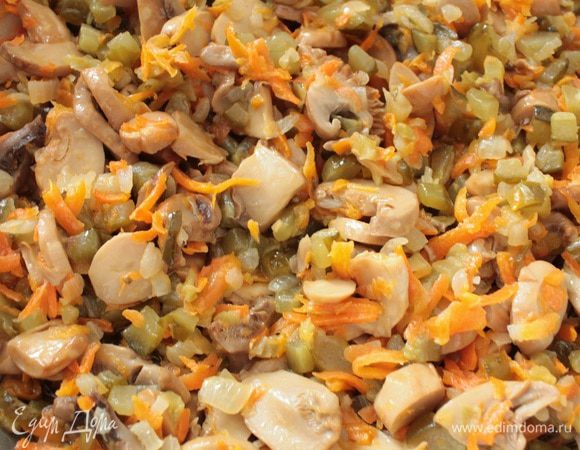 Приготовить заправку: в сковороде с растительным маслом на небольшом огне сначала обжарить репчатый лук до прозрачности, добавить морковь, перемешать и обжарить 5 минут, затем добавить огурцы и грибы, помешивая обжаривать до полного испарения жидкости, добавить лук-порей, перемешать и прогреть 1 минуту, выключить огонь, сковороду накрыть крышкой.