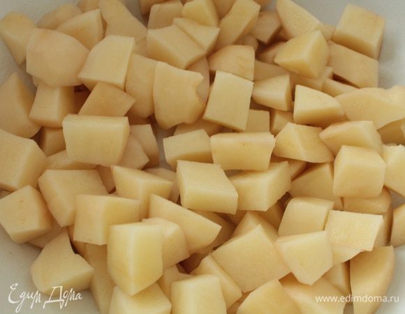 Картофель почистить, нарезать кубиком.
