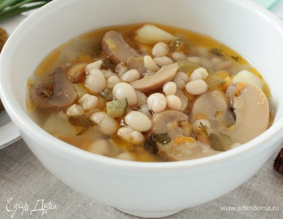 В кипящий на небольшом огне бульон добавить картофель, варить до полуготовности, затем добавить приготовленную заправку, перемешать, варить до готовности картофеля (в это время пробуем на соль, солим по вкусу, если огурчики кисловатые добавьте щепотку сахара, не забывать удалять образующуюся пенку), затем добавить отваренную фасоль, кусочек лаврового листа, молотый черный перец, зелень, даем рассольнику закипеть и готовим еще 5 минут. Выключить огонь, кастрюлю накрыть крышкой и дать рассольнику настояться 10-15 минут. Все ,можно пробовать, приятного вам аппетита!