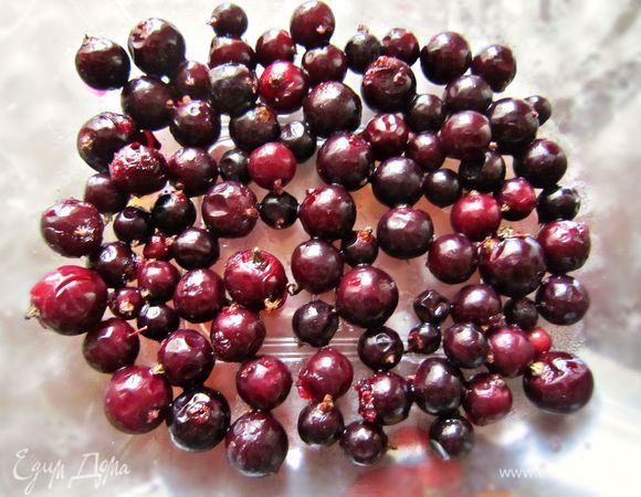 Подготовить черную смородину. (Я использовала замороженные ягоды).