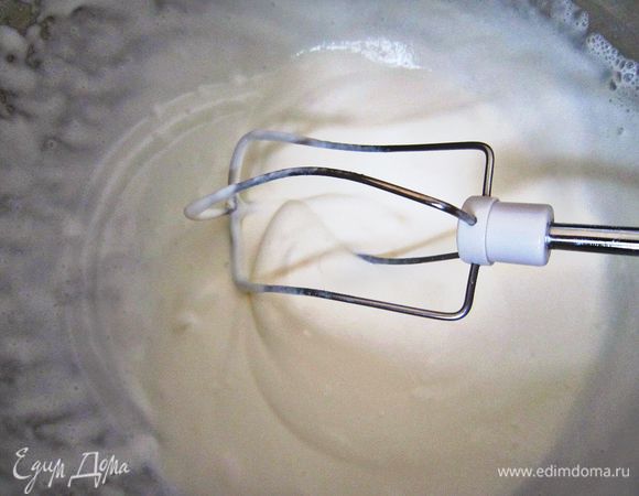 Сливки взбить вместе с сахарной пудрой до лёгких мягких пиков.