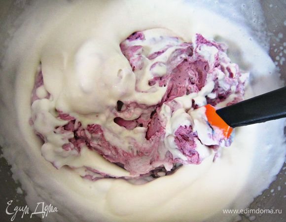 С помощью лопатки аккуратно соединить смесь со смородиной и сливки.