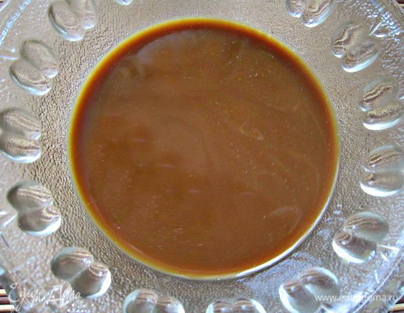 Сварить кофе. Перелить в пиалу, добавить сахар и молоко.