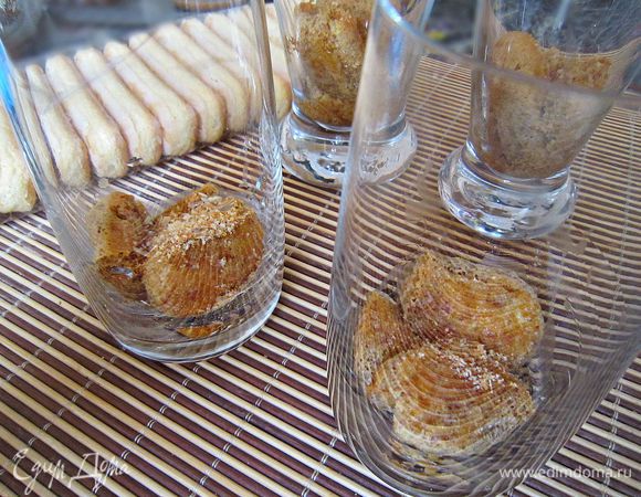 Возьмите палочки печенья "Савоярди" , немного смочите в приготовленном кофе с двух сторон и уложите в форму (я использовала бокалы). 