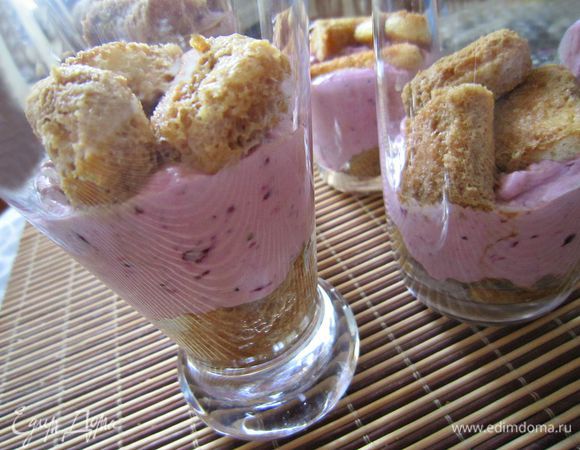 С помощью шприца залейте подготовленной смесью, посыпьте какао и еще раз повторите (слой печенья, смесь, какао).
Поставьте на ночь в холодильник.