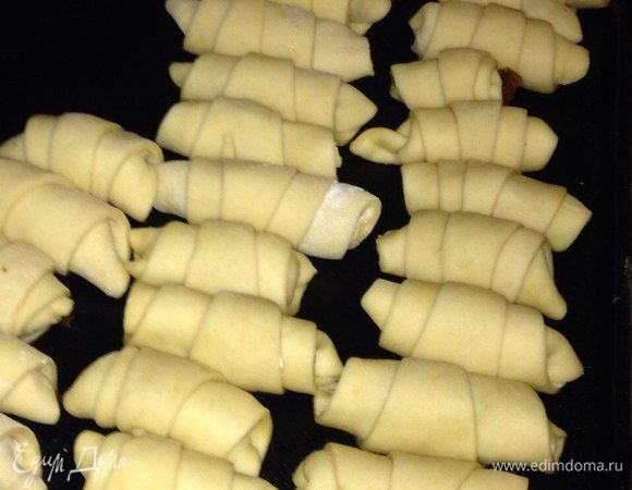 Муку с маслом перетрите в крошку. Дрожжи с сахаром соедините в  отдельной емкости. Смешайте сметану с яйцами и содой.