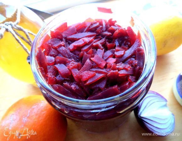 Свеклу отварить, натереть на тёрке...Но я упростила процесс и взяла готовую маринованную. В Латвии очень она популярна и продаётся везде и разных марок...Летом готовят холодные супы из неё, а в остальном просто подают как дополнение к гарниру))) Я обычно смешиваю её с красным луком и ем с ржаным хлебом.