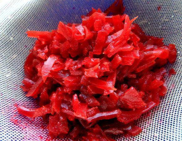 Откинем её на сито,чтобы весь маринад стек. С простой свеклой пропускаем этот шаг!