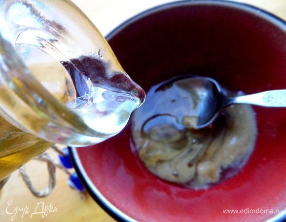 Влить 1-2 ложки масла для салатов хорошего качества. Перемешать.