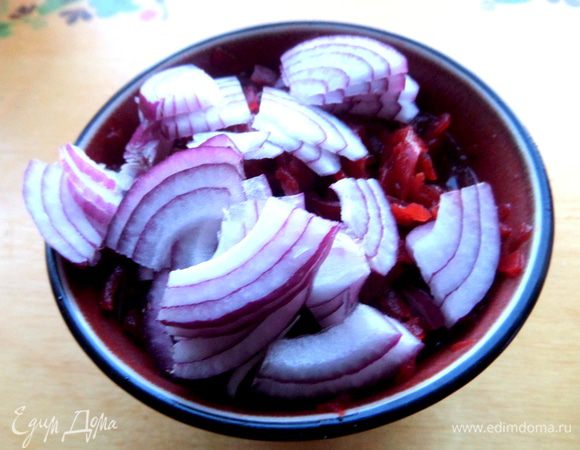Сюда же отправим свеклу и лук кусочками.