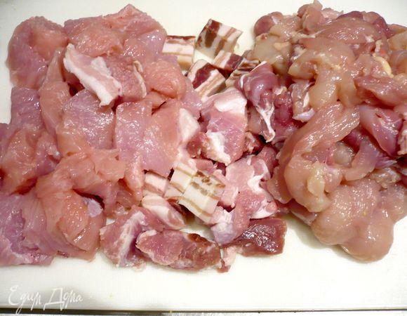 Вот оно - наше мясо, нарезанное на кусочки. Для куриного филе мне понадобилось две курочки весом примерно по 1кг. Я с них сняла кожу, а из косточек сварила бульон. 