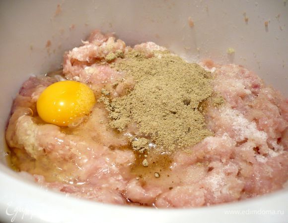 Прокручиваем все мясо, порезанный крупно лук и чеснок через мясорубку. Добавляем яйцо, соль, приправы (мы использовали смесь приправ, в которую входят черный перец, мускатный орех, гвоздика, корица и др.). Все хорошо перемешиваем.