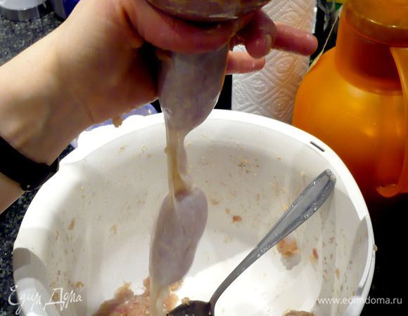 А теперь начинается самое интересное! Отрезаем горлышко у бутылки. Надеваем на него одну часть черевы, другой конец завязываем узелком. Мы сначала решили наполнять все три метра черевы (кстати, она у нас уже была готовой к употреблению, дополнительно вымачивать ее было не нужно), но вскоре мы обнаружили, что проще отрезать по небольшому куску примерно 30 — 40 см и наполнять череву по частям. Если решите все-таки попробовать с более длинным кусочком, то проткните его в двух местах над узелком, так черева не будет пузыриться из-за скопившегося воздуха. Фарш удобнее и быстрее всего продавливать пальцем прямо в отверстие бутылки и продвигать его затем к узелку также по частям, просто если продавливать очень большими порциями, черева может лопнуть, так у нас неоднократно и происходило. Но мы честно использовали 2,5 метра черевы, остальная часть стала жертвой нашей неопытности.((( 