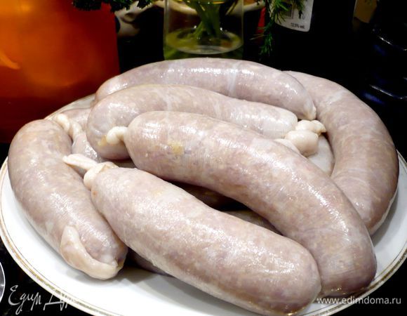 Кончики уже завязывать необязательно, достаточно просто перекрутить их. Получилось у нас в среднем 12 сосисок, т.е. чуть больше, просто все они немного разной длины, были даже совсем маленькие, опять же из-за отсутствия опыта. Укладываем наши сосиски в слегка кипящую воду и варим их минут 10. Достаем, промакиваем бумажным полотенцем и обжариваем их в оливковом масле на сковороде с двух сторон до золотистого цвета!