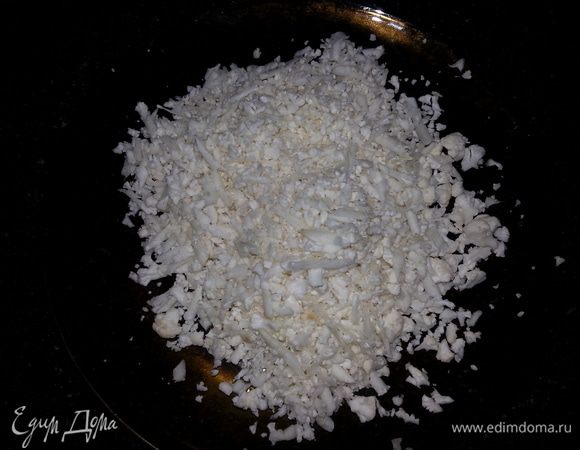 Капусту трем на крупной терке.