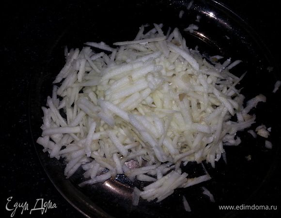 Яблоко так же как капусту.