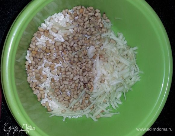 Соединить капусту, яблоко и орешки.