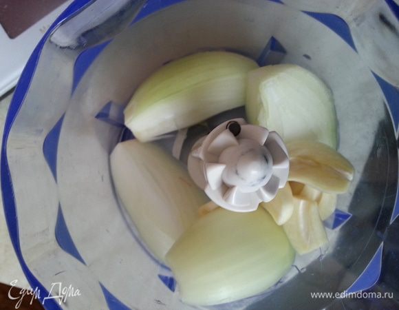 Луковицу и чеснок измельчаем в блендере. Летом, когда использую свежий кабачок, измельчаю его вместе с луком и чесноком. Сейчас использую измельченный и замороженный кабачок.