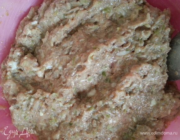 Отварную куриную печень натираем на крупной терке, добавляем куриный рубленый фарш, измельченный кабачок вместе с соком (его впитают отруби), отруби, лук и чеснок, соль и специи. Убираем в холодильник на 30 минут, в течение этого времени отруби набухнут, фарш станет более плотным и котлетки будет легко сделать. Если фарш Вам покажется несколько суховат, можно добавить молока, так бывает если использовать свежий кабачок.