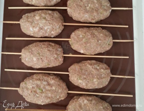Делим фарш на 8 частей. Окунаем руки в воду, формуем котлетку и протыкаем ее шпажкой. Аккуратно выкладываем на силиконовый коврик или пергамент. Ставим в заранее разогретую до 180 С духовку на 20 минут, затем переворачиваем (это очень легко - белок мяса уже схватился) и выпекаем еще 15 минут.