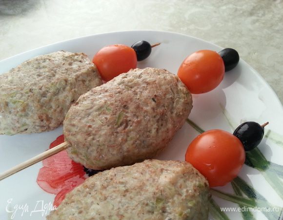 Оформляем помидорчиками черри и маслинами.