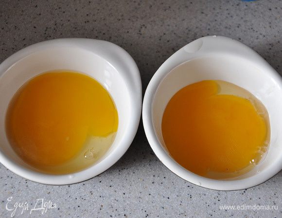 Отделить желтки от белков.