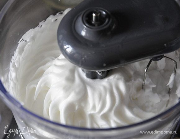 Белки взбить с помощью 1 щепотки соли в тугую пену на очень высокой скорости.