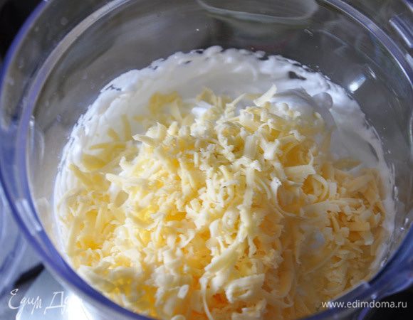 Сыр натереть на средней терке и аккуратно перемешать с белком.