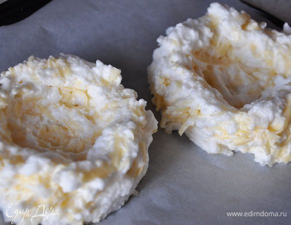 Противень застелить пергаментом. Выложить белковую массу в виде гнездышек. Смазывать пергамент не нужно.